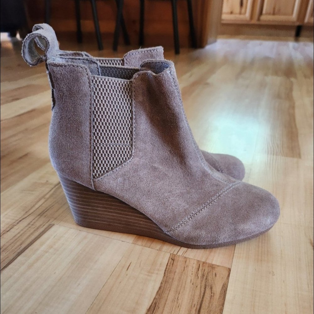 Toms kayley taupe suede booties size 6 nwot